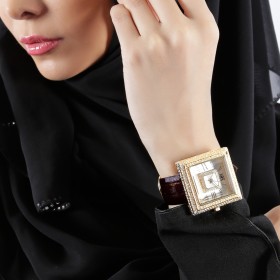 أدي كاي – ساعة مربعة الوجه ذهبية مع كرستال و سوار من الجلد البني