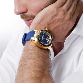 أدي كاي – ساعة ذهبية مع قرص داخلي أزرق وحزام مطاطي أزرق