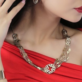 ميليندا ماريا – قلادة الكريستال