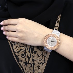 أدي كاي – ساعة نسائية مطليّة بالروديوم ومرصّعة بكريستال باللون المشمشي