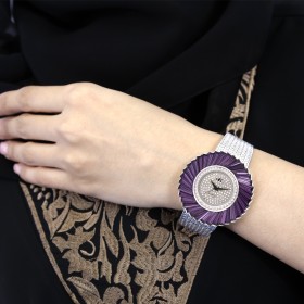 أدي كاي – ساعة نسائية مطليّة بالروديوم ومرصّعة بكريستال بنفسجي